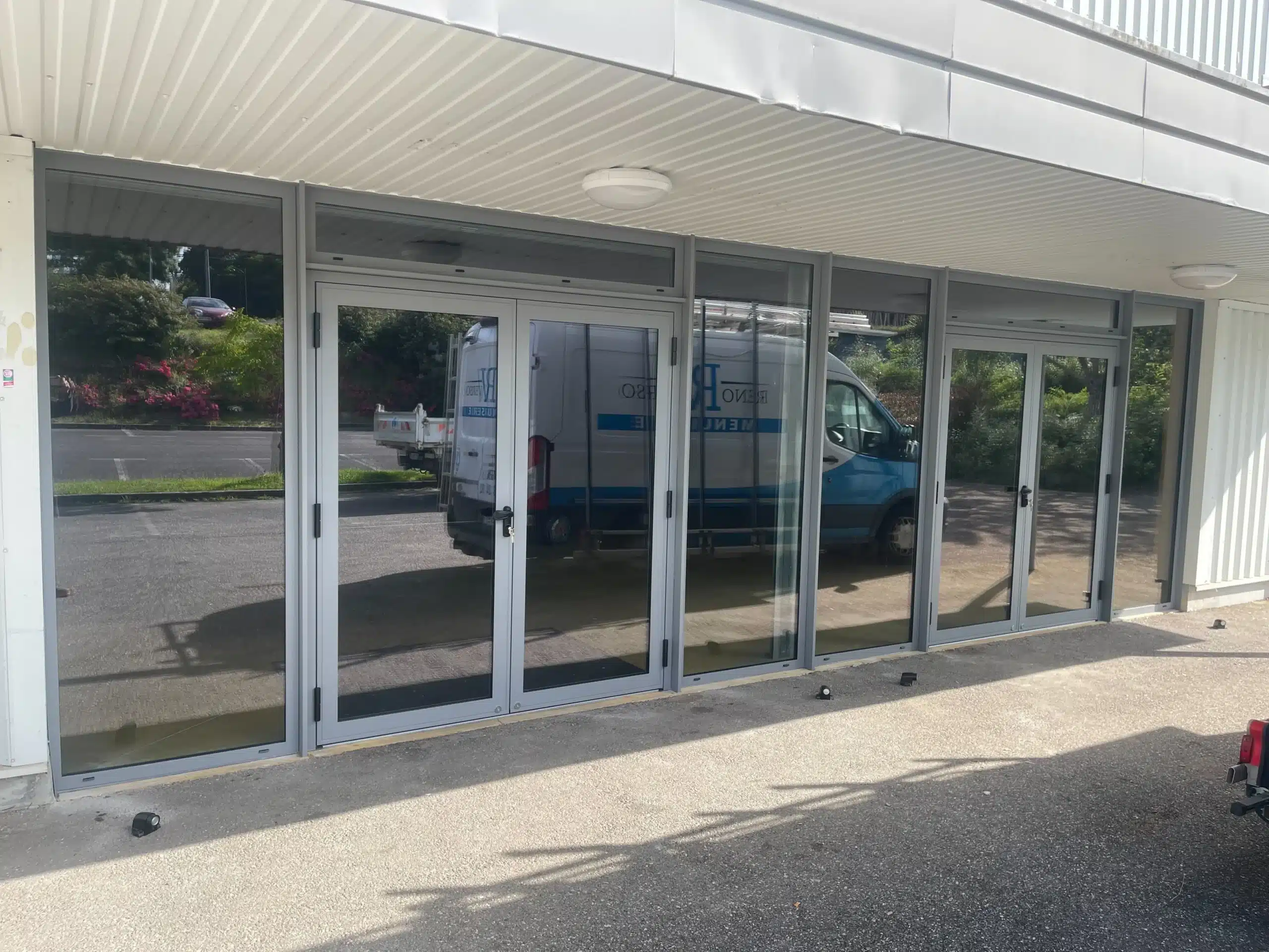Réalisation RENOVERSO : Pose de portes vitrées aluminium dans un centre omnisport à Roquefort