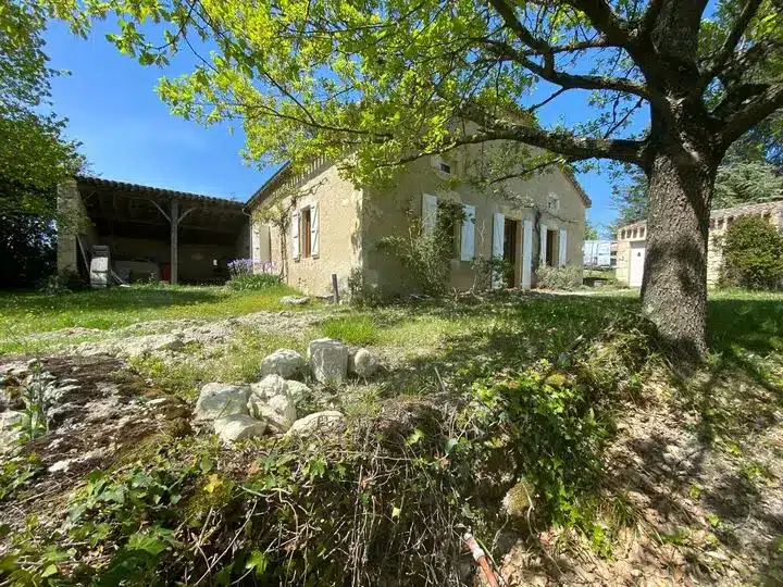 Réalisation RENOVERSO : Pose de fenêtres, porte d’entrée et volets bois à Agen