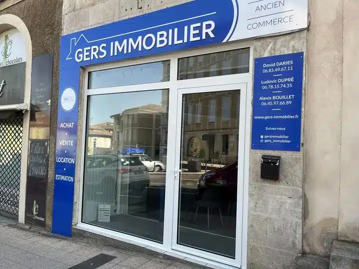 Réalisation RENOVERSO : Pose de porte et fenêtre aluminium pour un commerce à Agen
