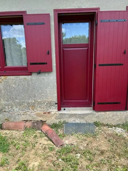Réalisation RENOVERSO : Pose de porte d’entrée, fenêtre et volets rouge bordeaux à Agen