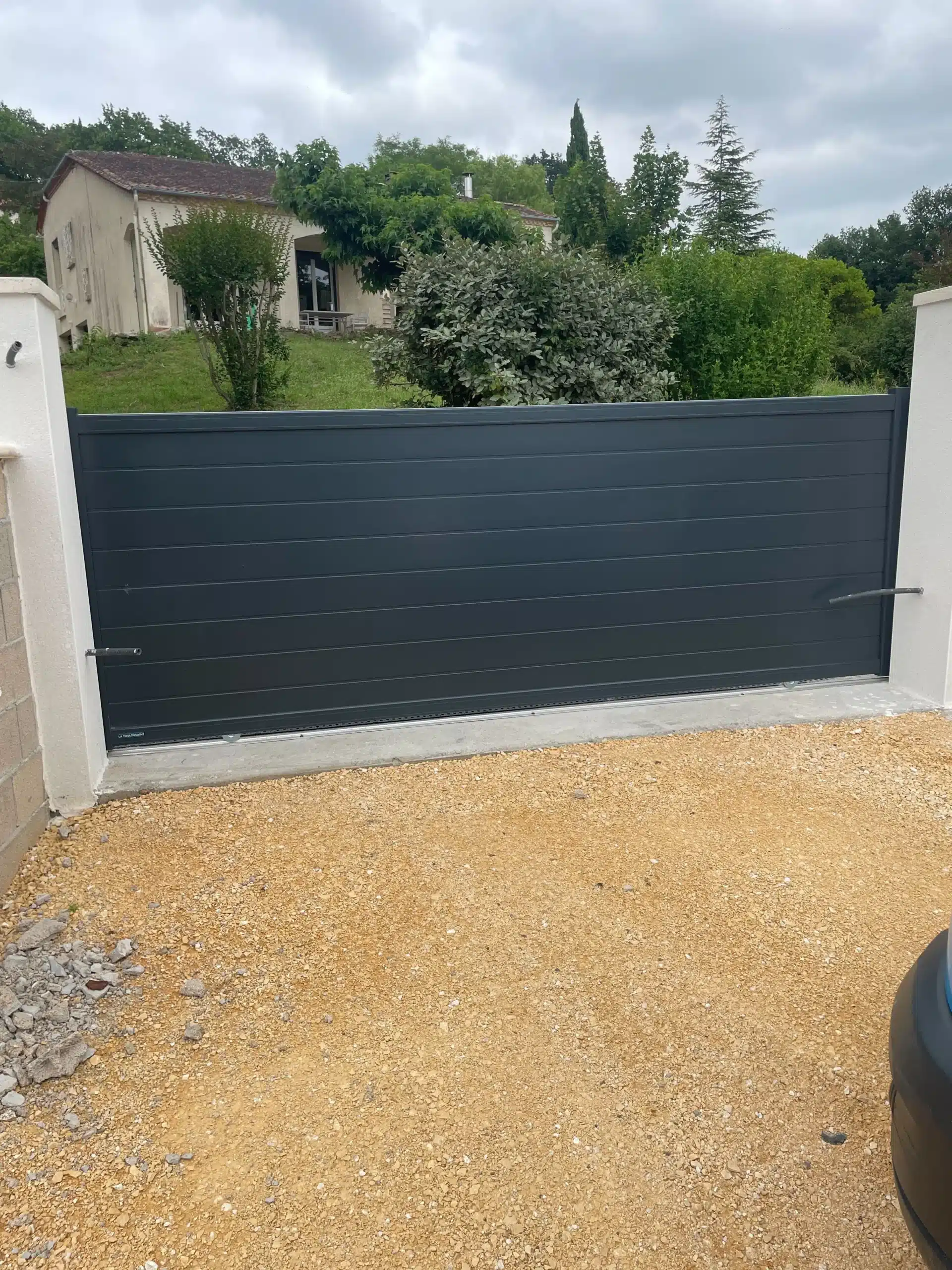 Pose d’un portail coulissant aluminium anthracite à Agen
