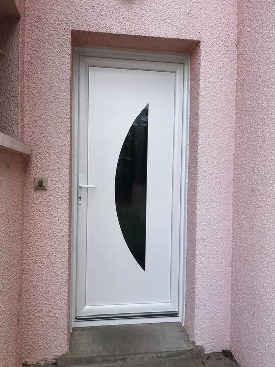 pose de porte d'entrée - renoverso - sérignac